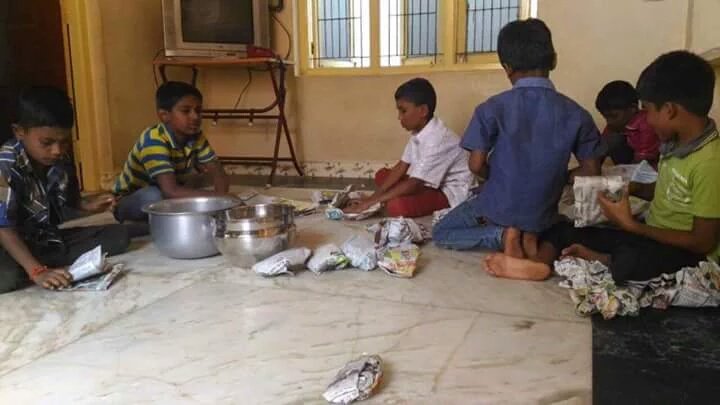 kids preparing food for people protesting in alanganallur